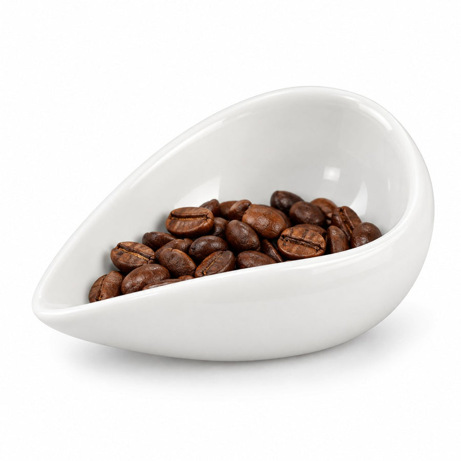 Canasta de café de cerámica blanca con granos tostados